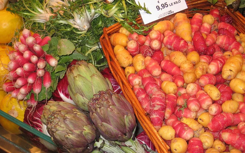 Canastas de verdura en un puesto de mercado